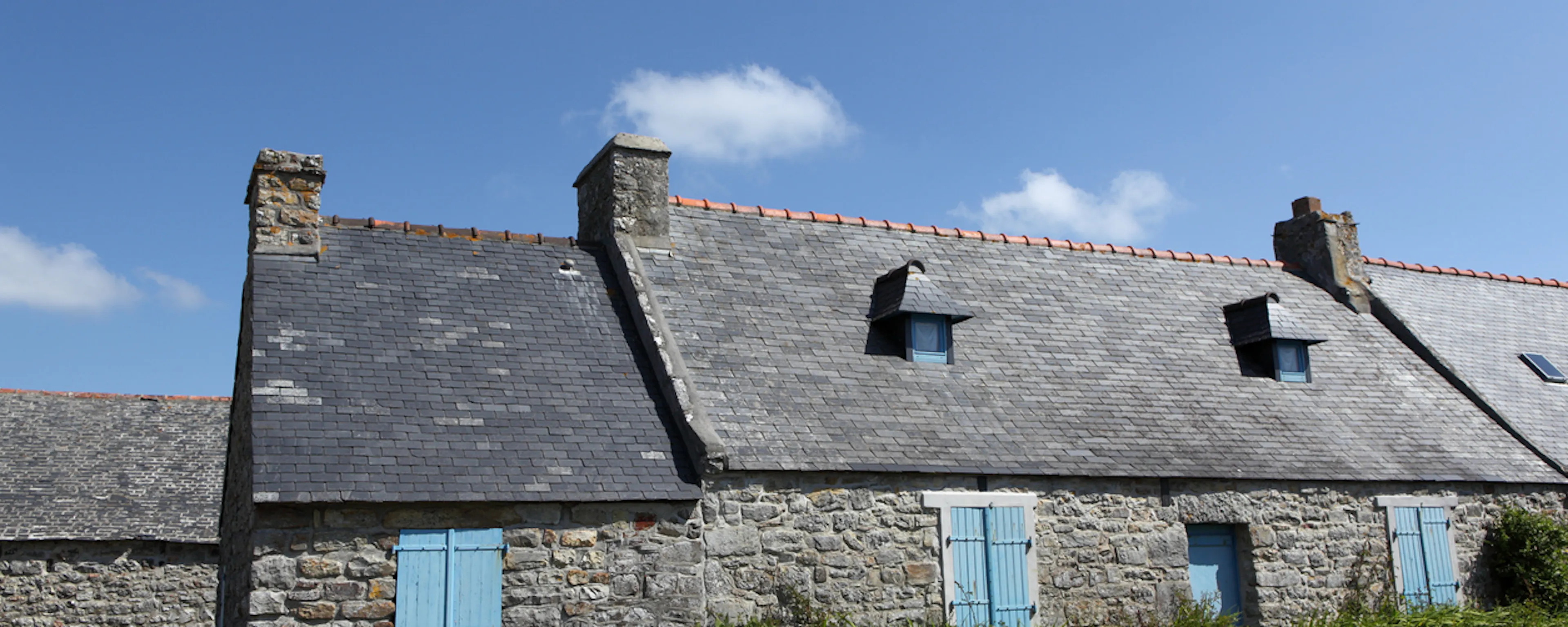 Maison bretonne en pierre avec un toit en ardoise