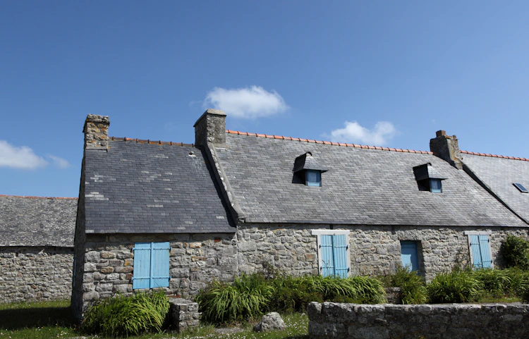 Maison bretonne en pierre avec un toit en ardoise