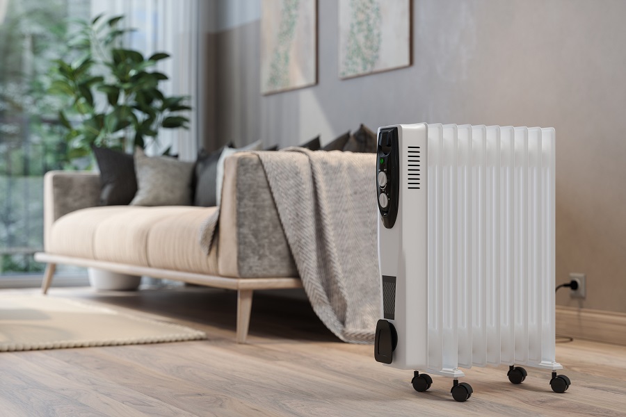 Radiateur à bain d'huile blanc posé dans un salon moderne