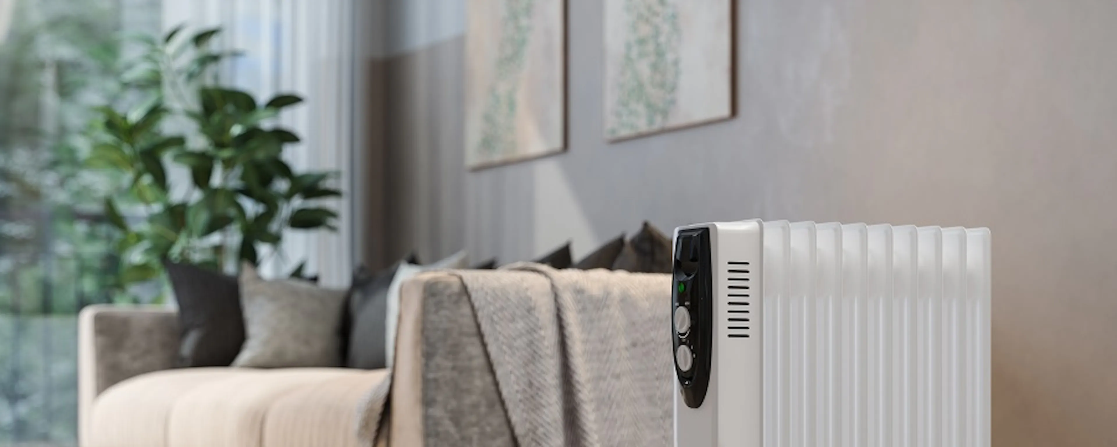 Radiateur à bain d'huile blanc posé dans un salon moderne