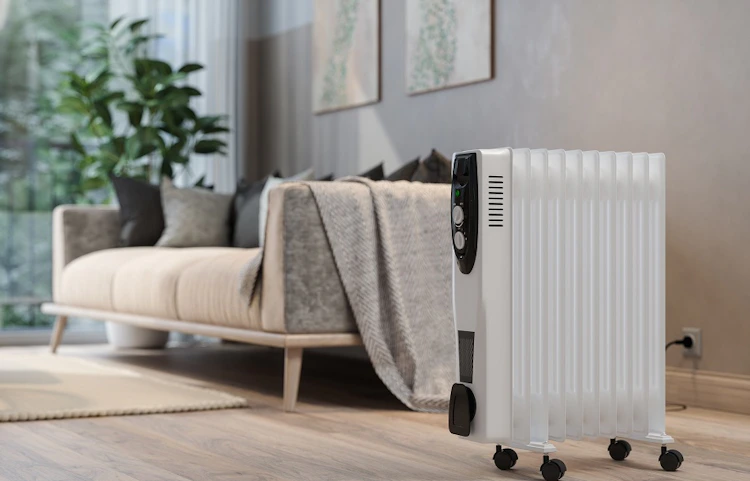 Radiateur à bain d'huile blanc posé dans un salon moderne