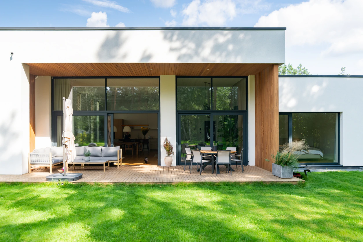 Maison moderne avec larges surfaces vitrées