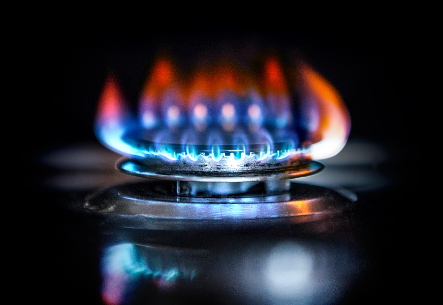 Flamme bleue et orange d'un brûleur de cuisinière à gaz