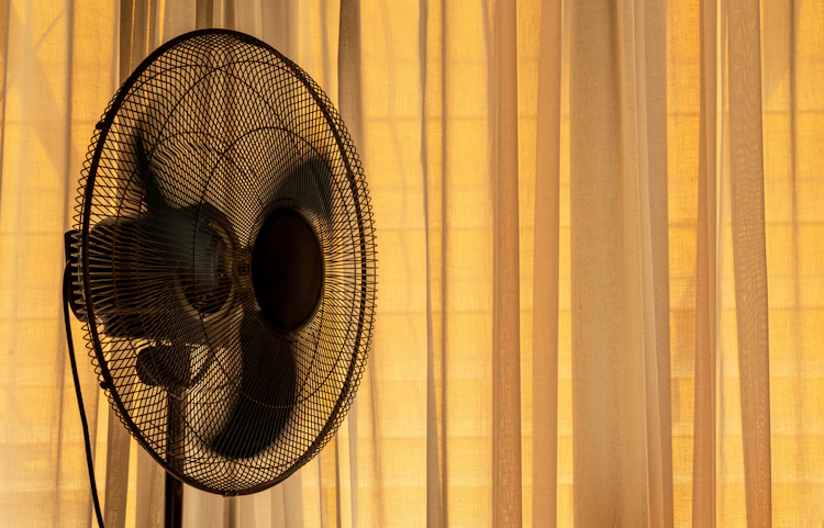 Maison individuelle moderne avec isolation extérieure performante sous le soleil d'été