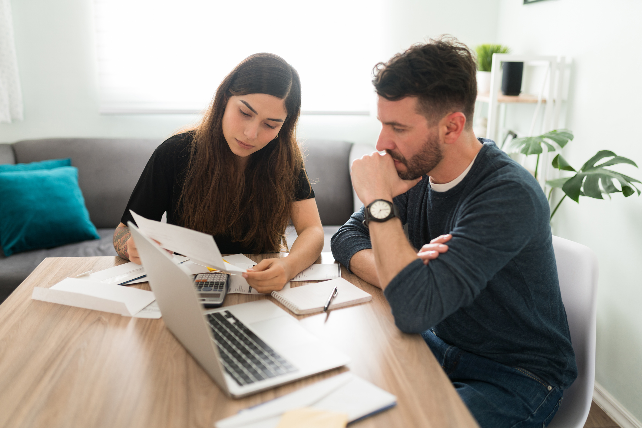 Propriétaire analysant avec rigueur un devis d'isolation thermique pour son projet de rénovation durable