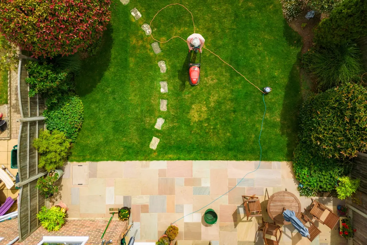 Vue aérienne d'un jardin verdoyant avec une tondeuse à gazon