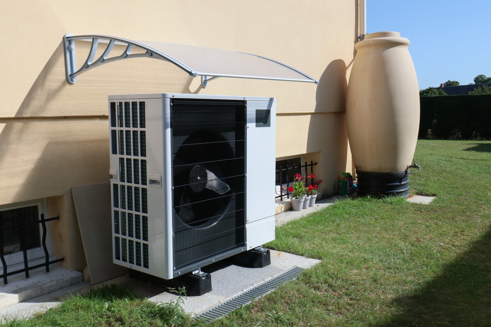 Installation d'une pompe à chaleur air-eau ayant bénéficié d'un taux réduit de TVA en Normandie