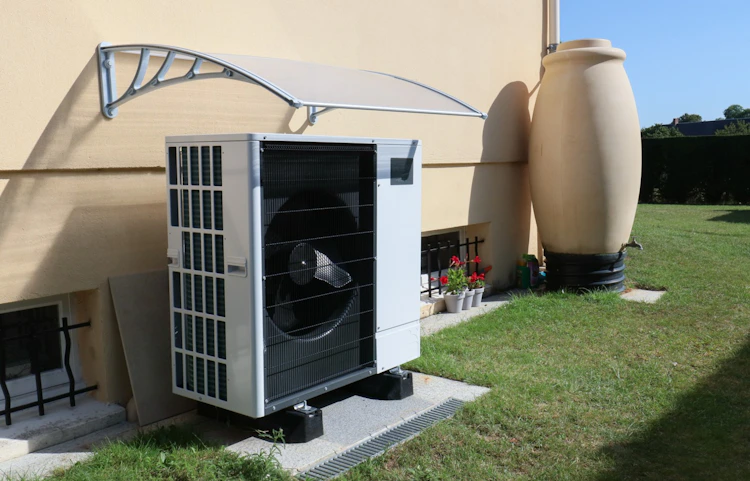 Installation d'une pompe à chaleur air-eau ayant bénéficié d'un taux réduit de TVA en Normandie