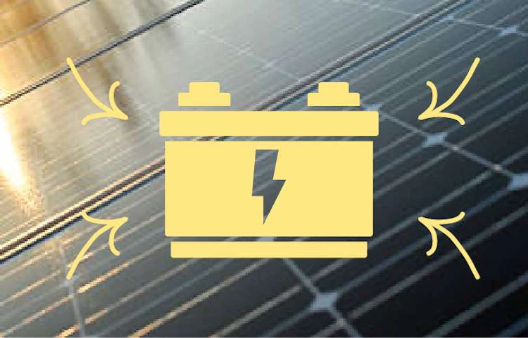 Icône de batterie jaune sur fond de panneaux solaires