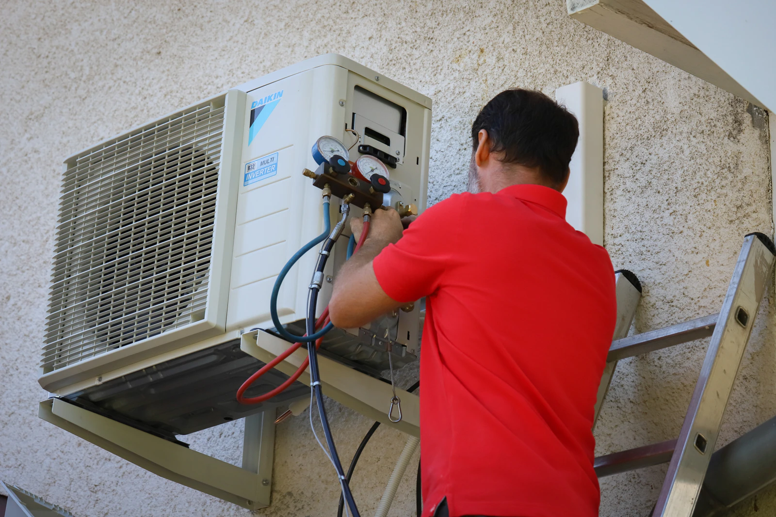 Recharge en fluide frigorigène d'une climatisation Daikin par un technicien HomeServe près de Grenoble