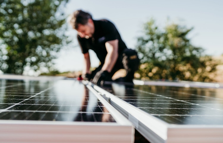Est-ce une bonne idée que d’installer des panneaux solaires soi-même ?
