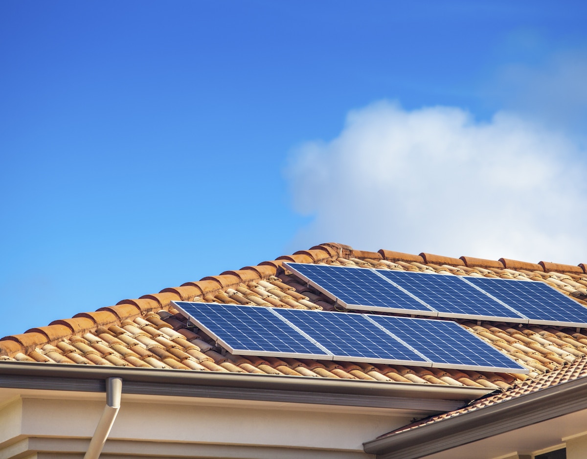 Panneaux solaires en toiture d'une maison