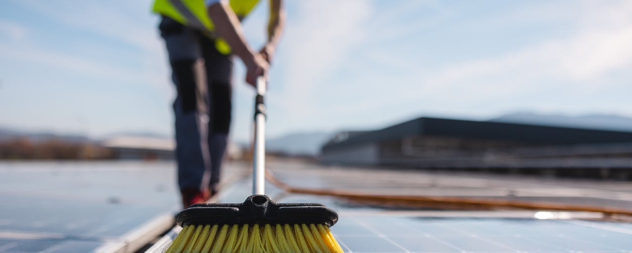 Nettoyage de vos panneaux solaires photovoltaïques - HomeServe