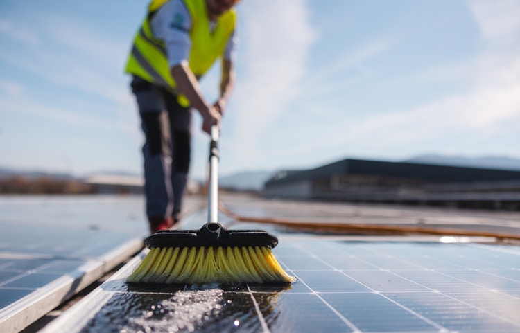 Nettoyage de vos panneaux solaires photovoltaïques - HomeServe