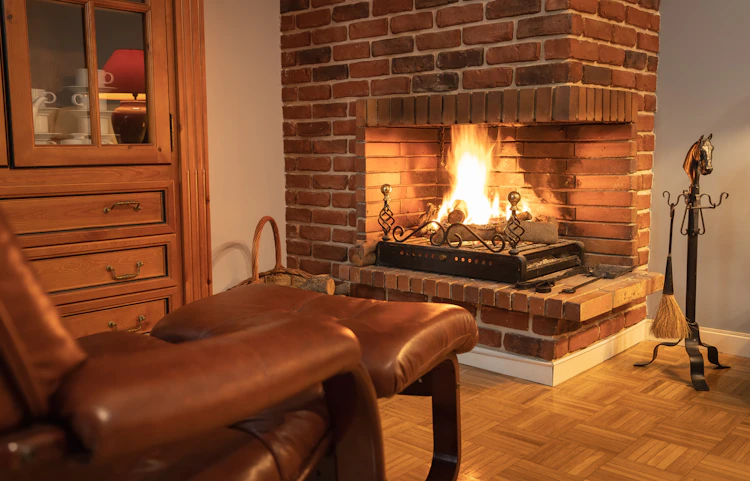 Une cheminée ancienne ouverte sur un salon vintage : son rendement est bas (pas plus de 15%). Est-il possible d'installer un poêle à bois dans le foyer ?