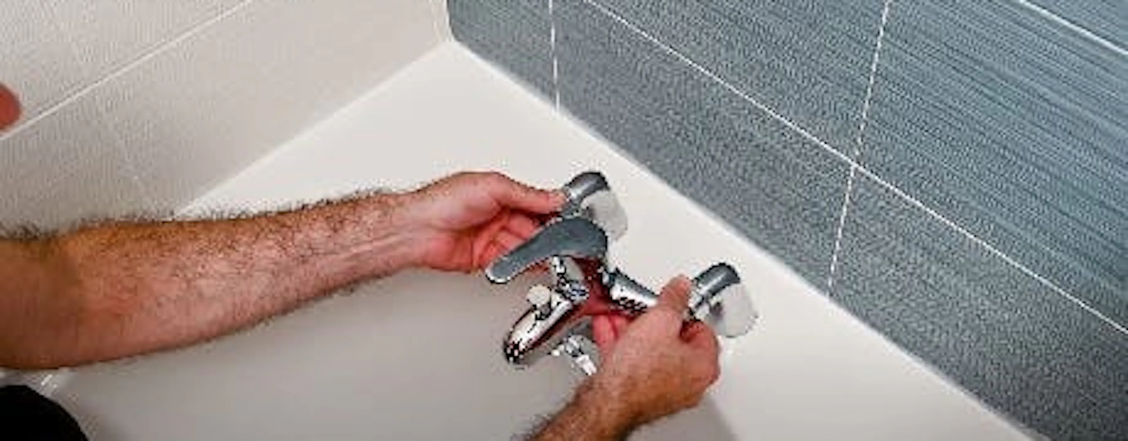 Technicien installant un robinet de baignoire mural