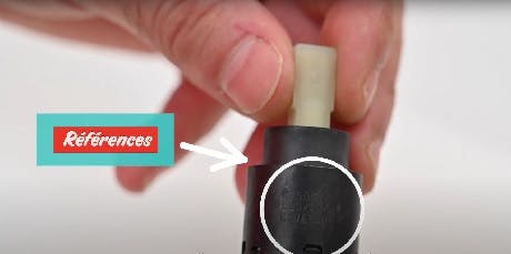 Gros plan sur la référence inscrite au bas d'une cartouche de robinet