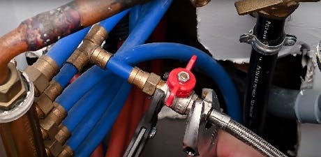 Tuyaux de plomberie bleus avec robinet à boisseau rouge