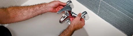 Technicien installant un robinet de baignoire mural