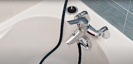 Robinet de baignoire chromé avec flexible de douche