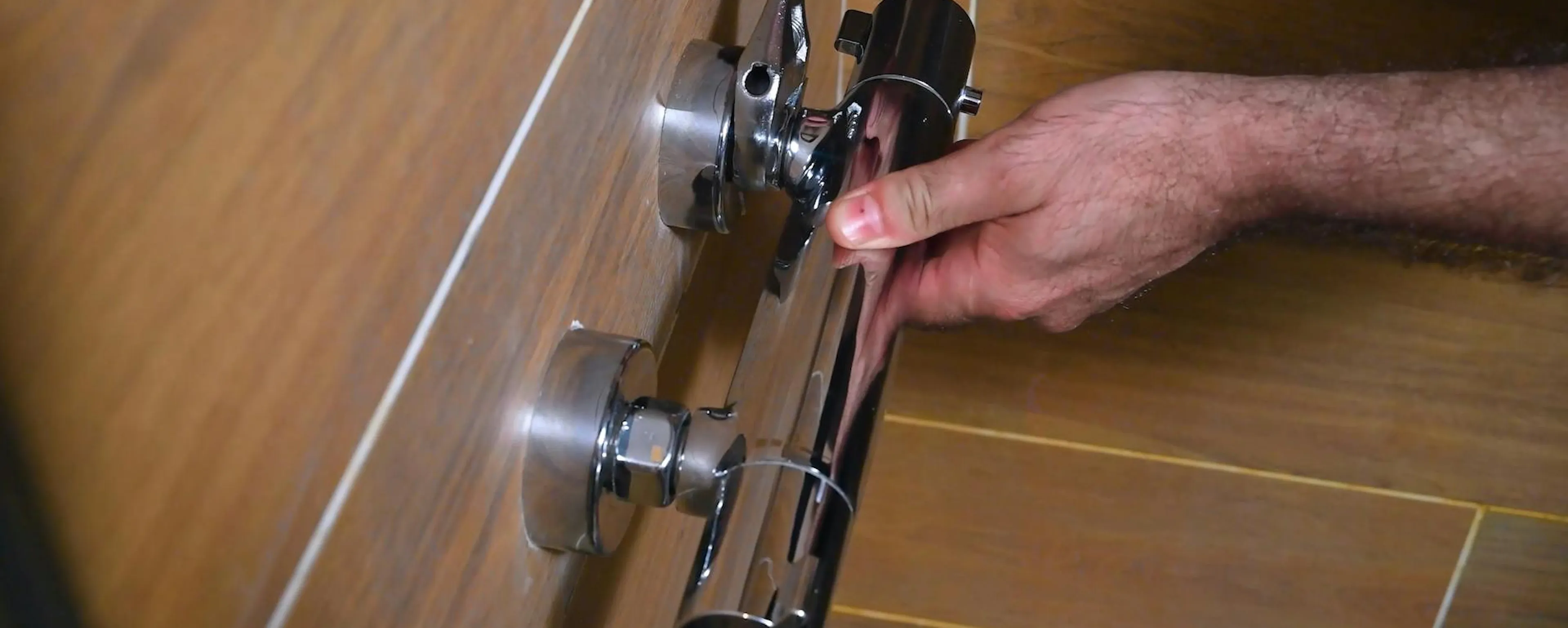 Installation et serrage d'un nouveau mitigeur de douche avec une clé à molette