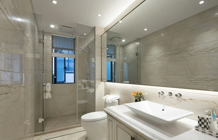 Salle de bain moderne blanche avec douche vitrée et grand miroir