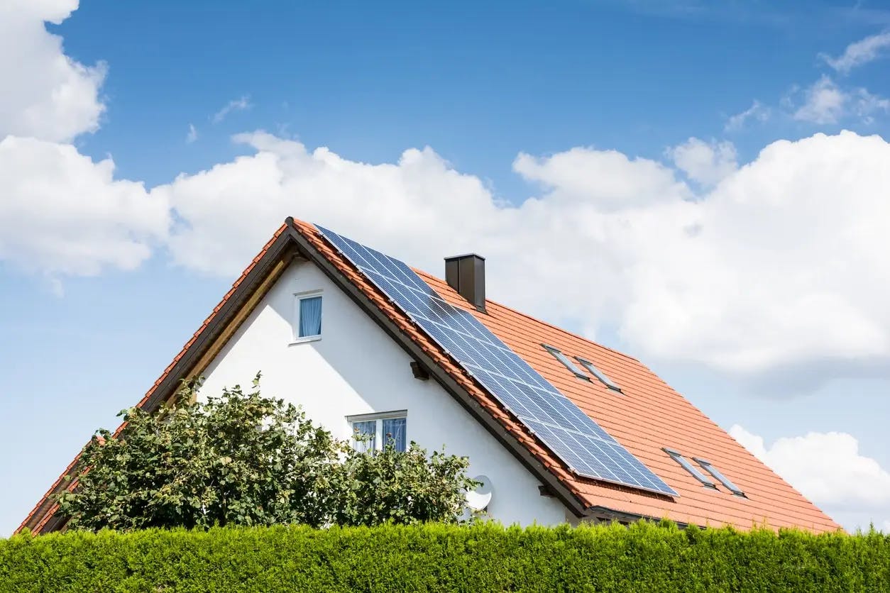 Maison individuelle avec panneaux solaires sur toit en tuiles