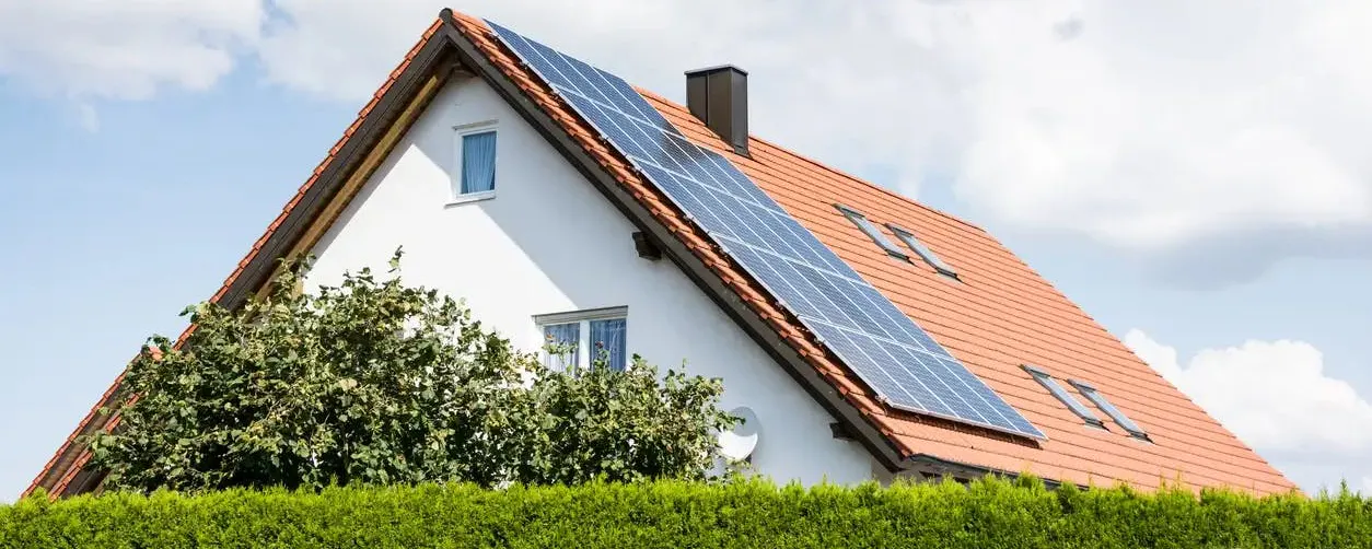 Maison individuelle de 100 m2 avec panneaux solaires sur toit en tuiles