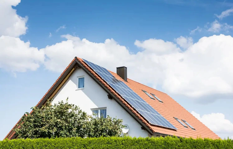 Maison individuelle avec panneaux solaires sur toit en tuiles