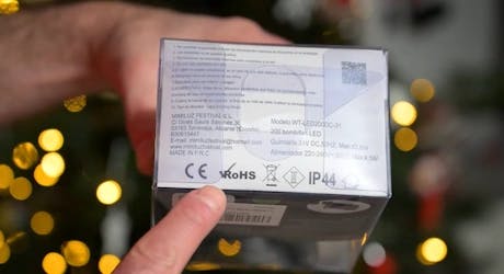 Main tenant l'emballage d'une guirlande lumineuse de Noël