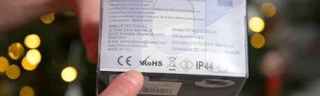 Main tenant l'emballage d'une guirlande lumineuse de Noël