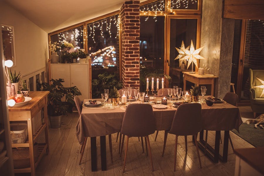 Table de salle à manger décorée pour les fêtes de Noël