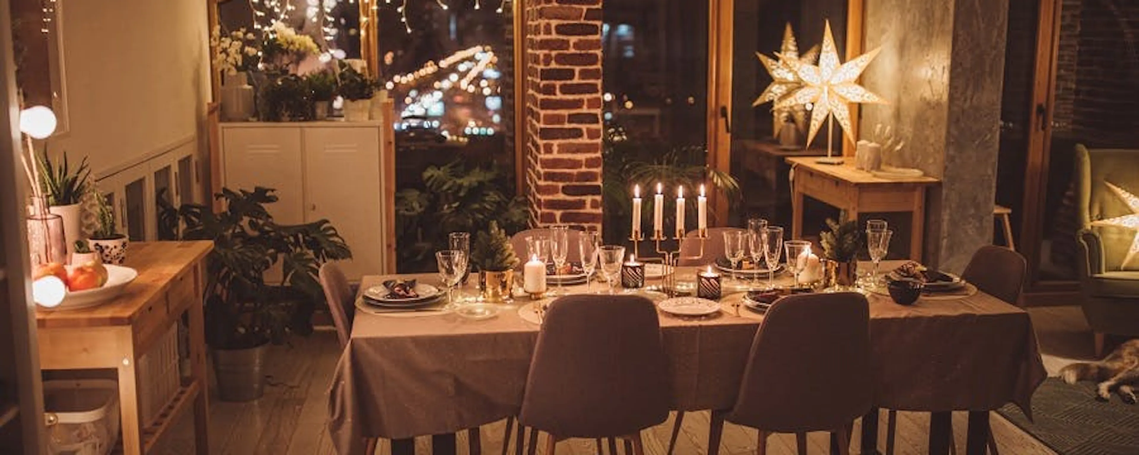 Salle à manger avec des décorations de noël électriques qui ont été branchées