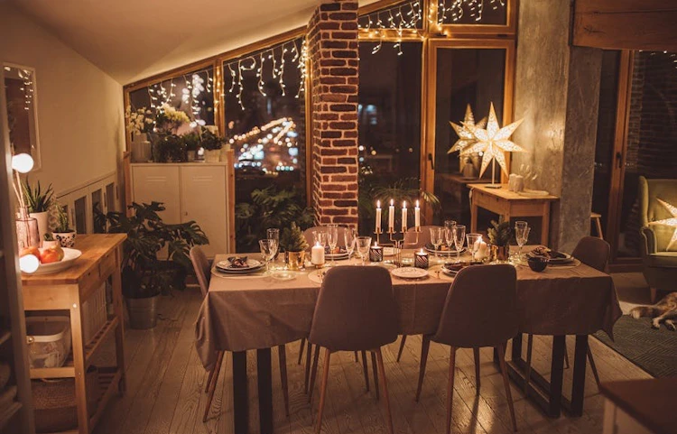 Table de salle à manger décorée pour les fêtes de Noël