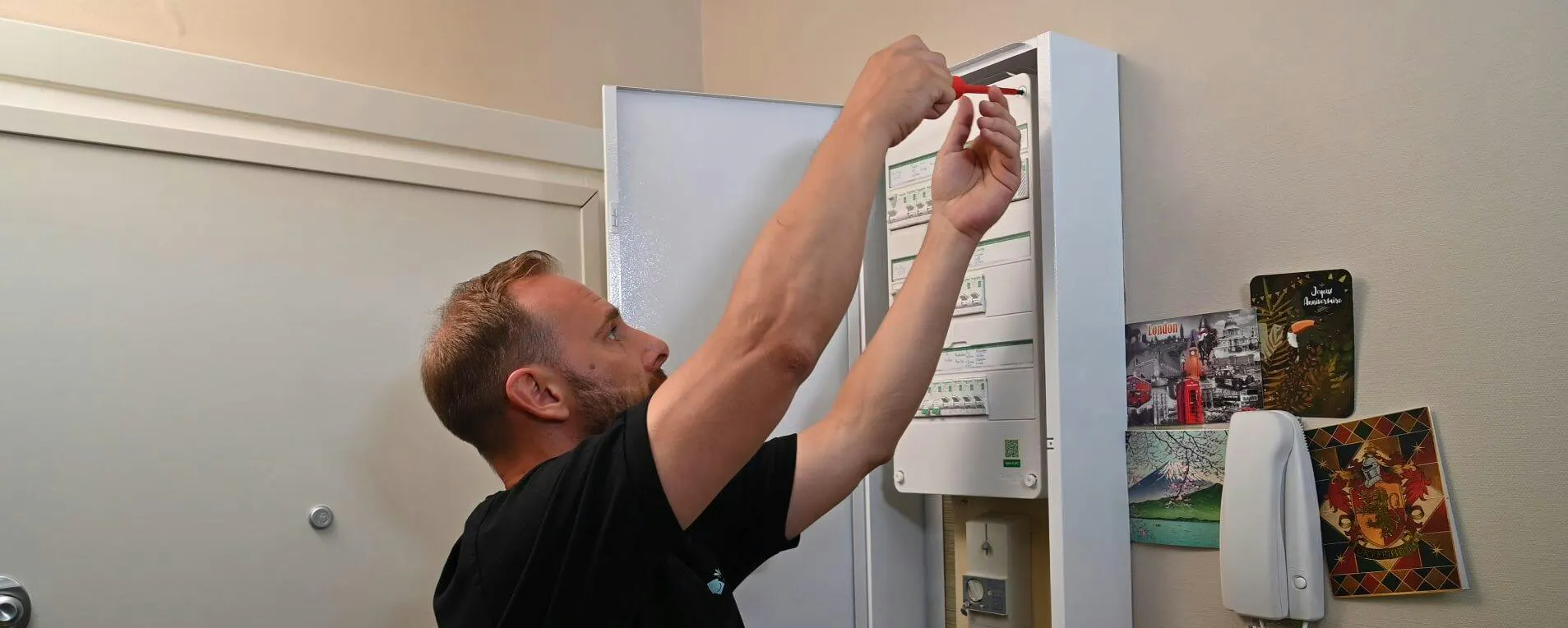 Technicien en train de changer un disjoncteur divisionnaire