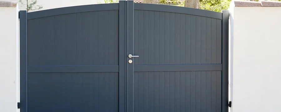 Portail double anthracite avec serrure en aluminium qui vient d'être changée