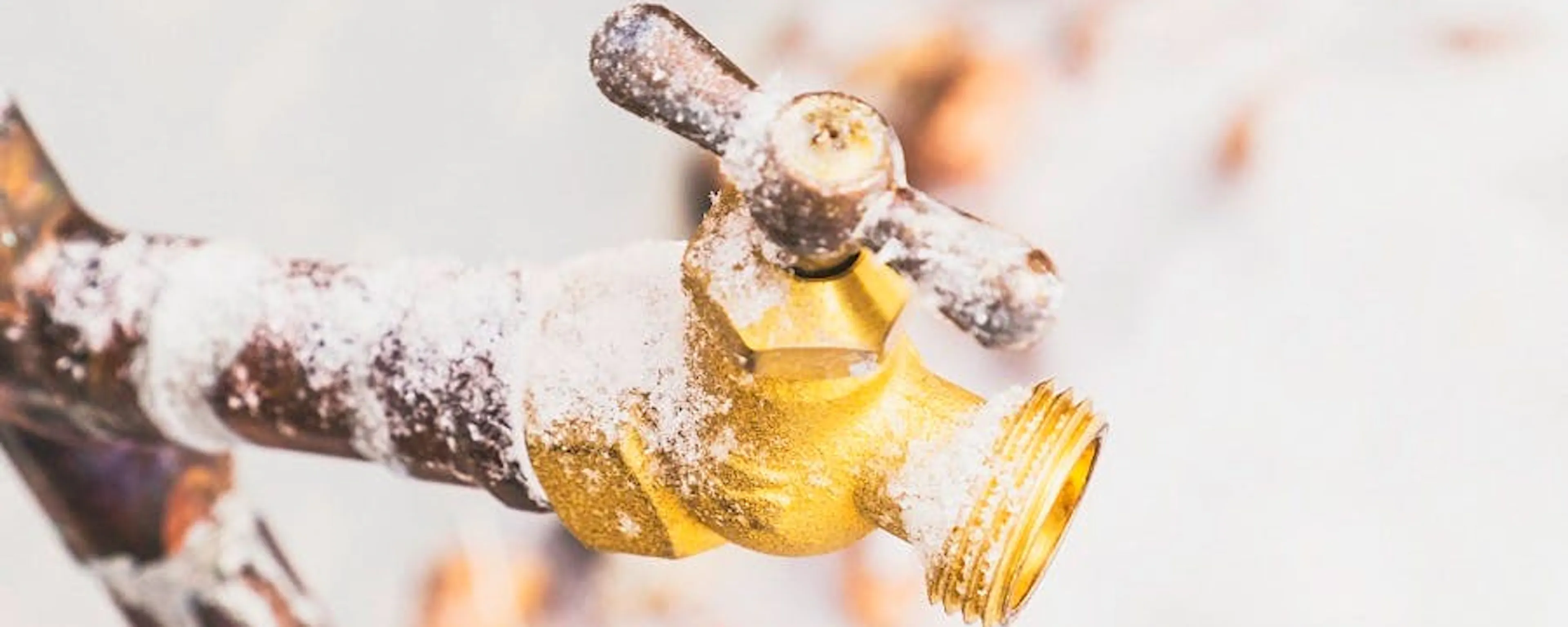 Robinet extérieur en laiton recouvert de givre et neige — comment le protéger du gel