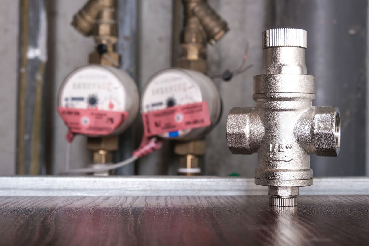Réducteur de pression en laiton installé sur réseau de plomberie