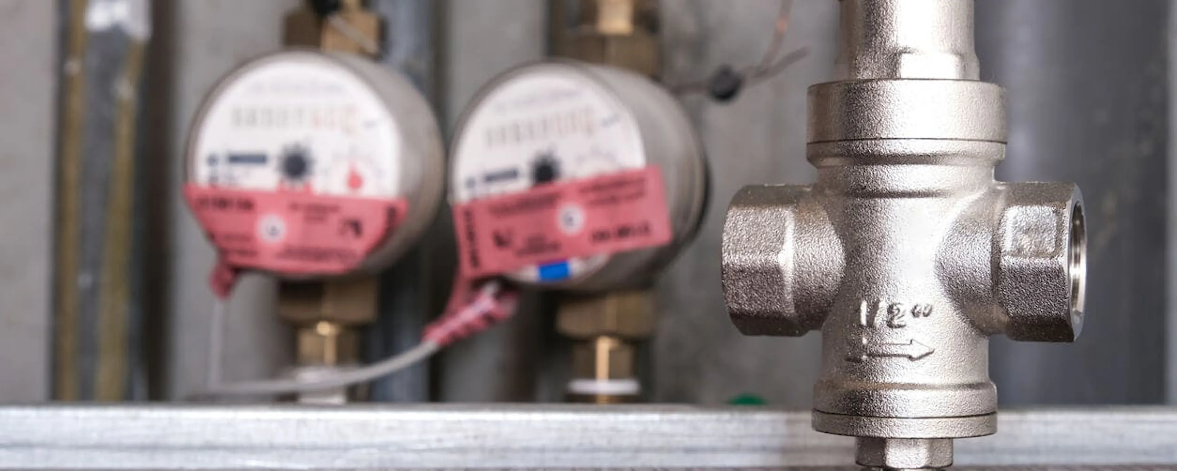 Réducteur de pression en laiton installé sur réseau de plomberie