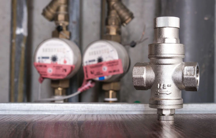 Réducteur de pression en laiton installé sur réseau de plomberie