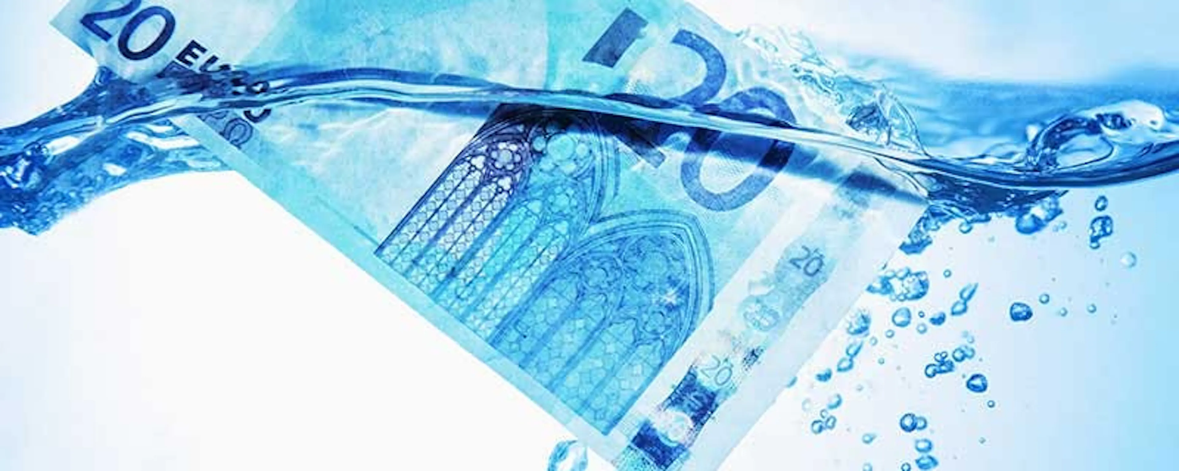 Billet de vingt euros immergé dans l'eau bleue, illustrant le coût d'une fuite d'eau