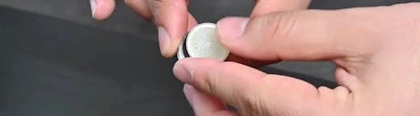 Mains inspectant un joint en caoutchouc blanc pour robinet