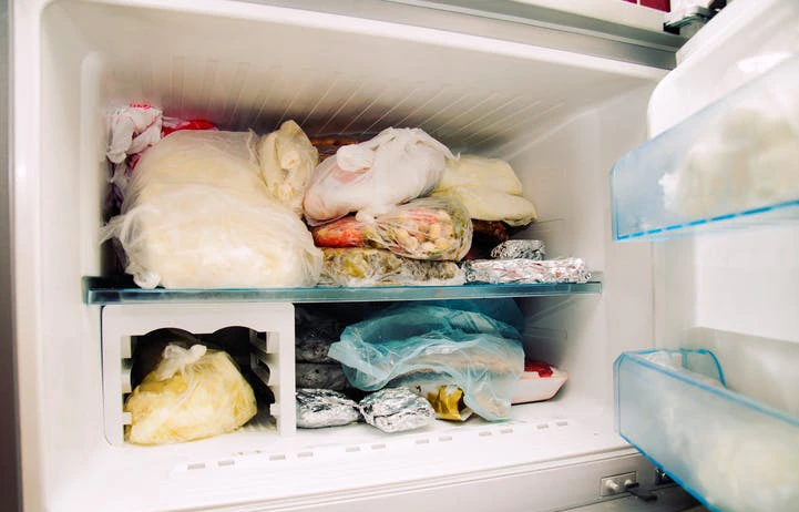 Congélateur rempli d'aliments emballés dans des sacs plastique