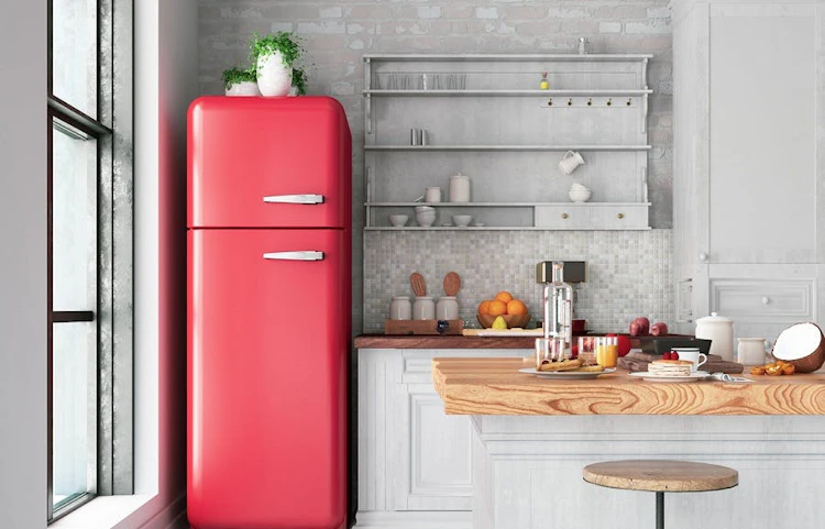 Réfrigérateur rouge vintage dans une cuisine moderne blanche