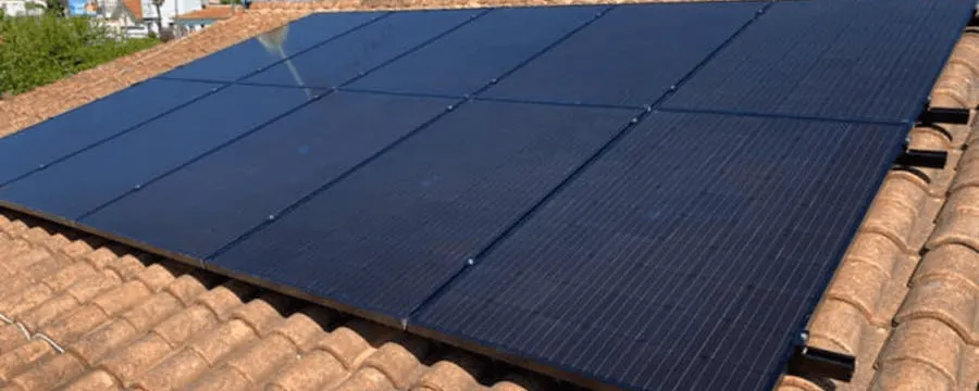 Panneaux solaires 3000W noirs installés sur un toit en tuiles