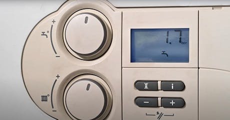 Tableau de commande d'une chaudière avec boutons et écran