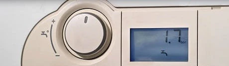 Tableau de commande d'une chaudière avec boutons et écran