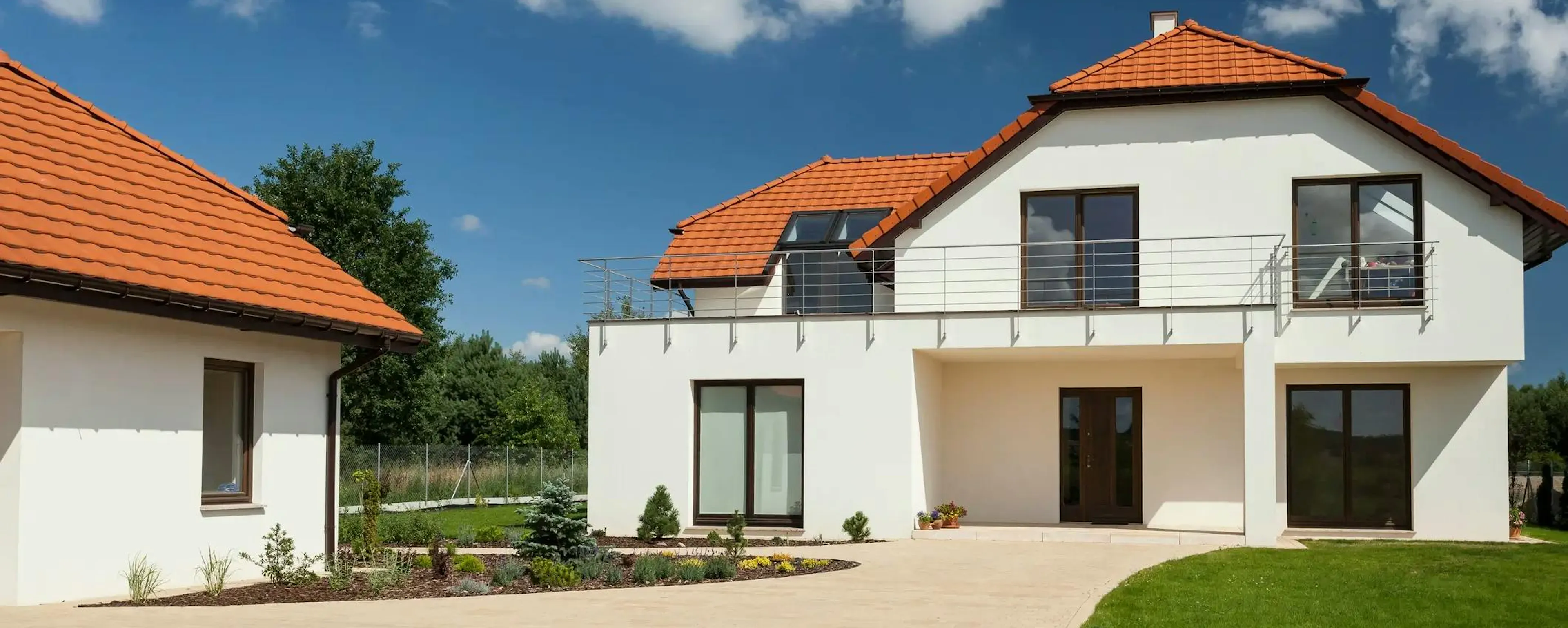 Maison individuelle blanche de 100m2 avec toiture en tuiles rouges