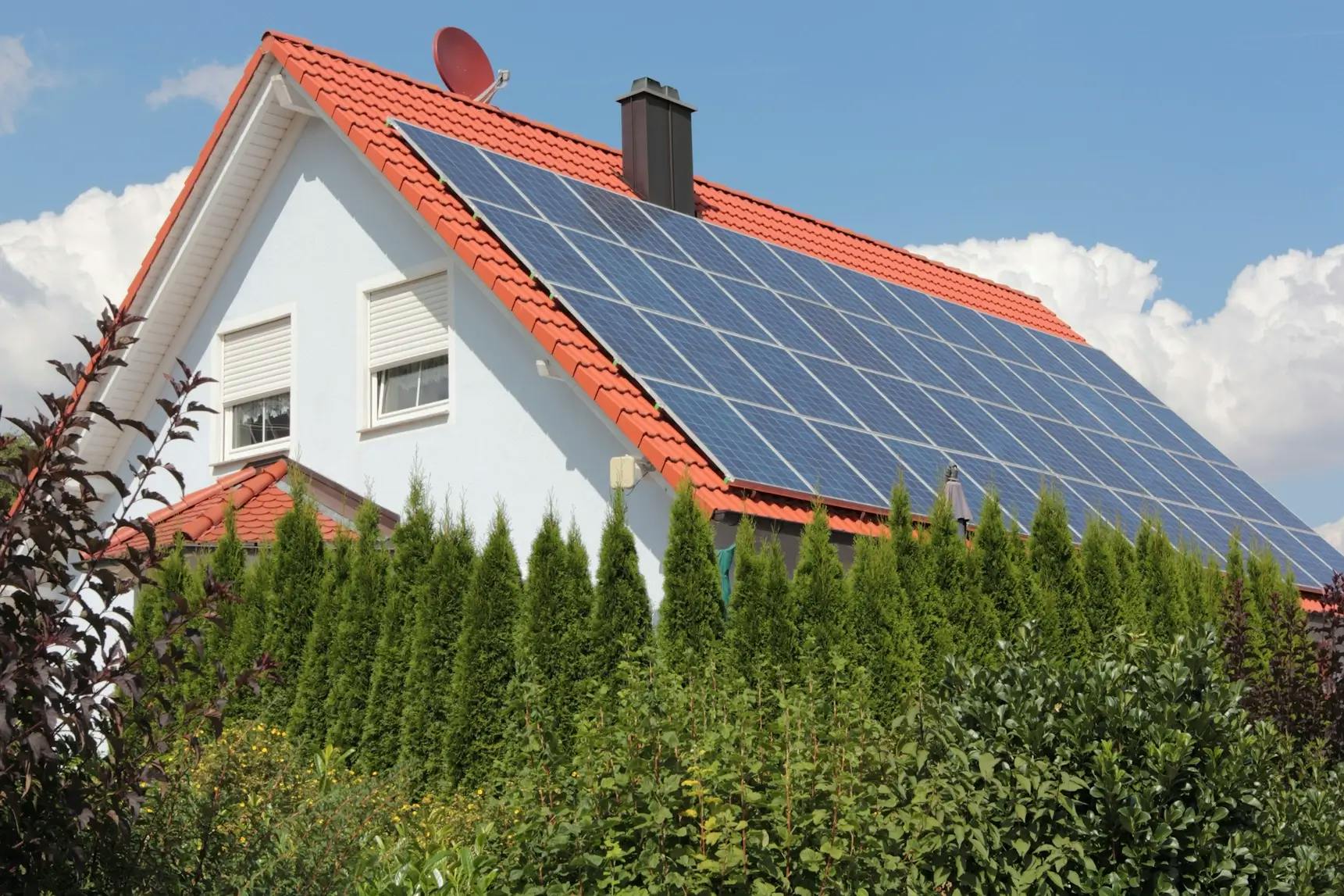 Maison individuelle avec panneaux solaires installés sur le toit