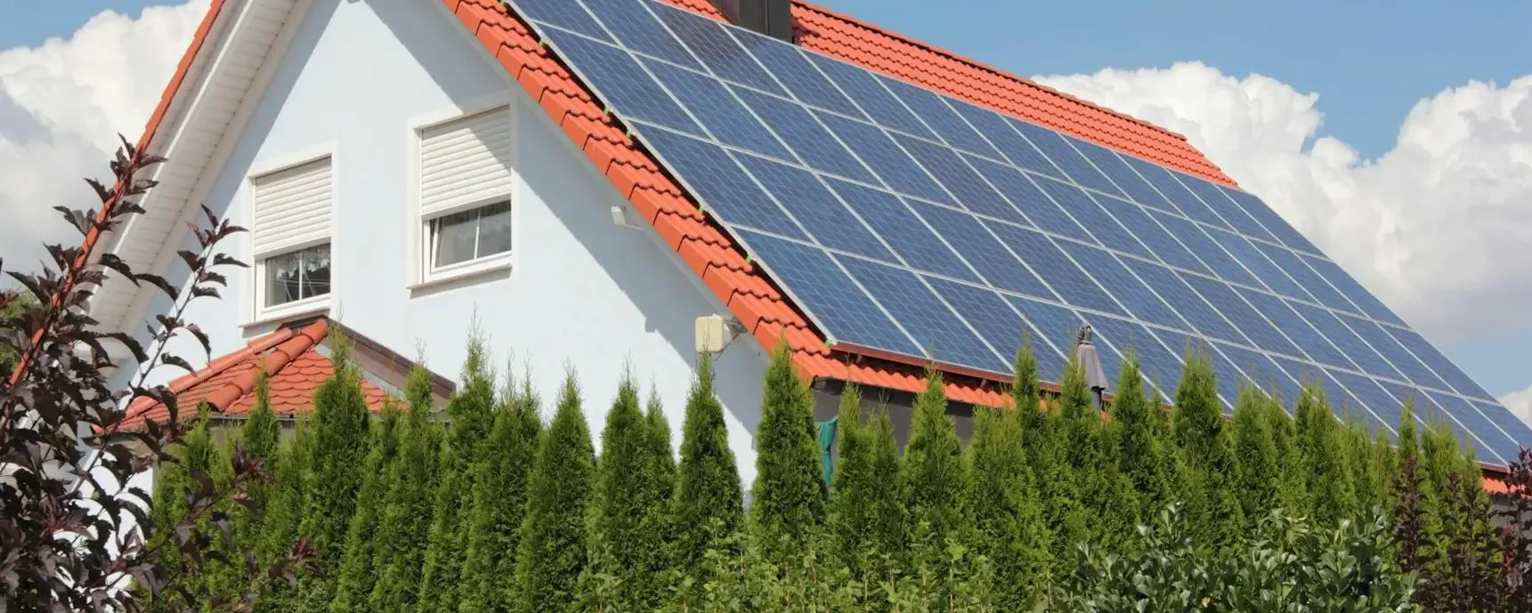Maison avec panneaux solaires 3000W sur le toit